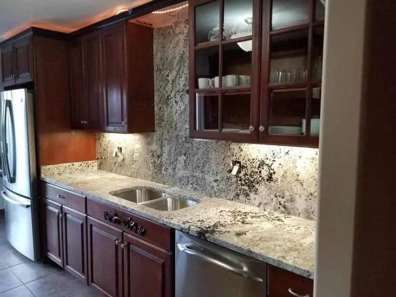 Granite kitchen with full-height backsplash by Counterstone